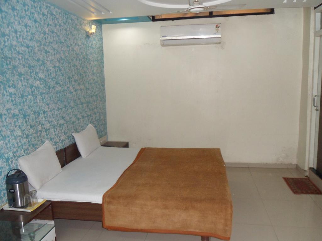 أحمد أباد Hotel Atithi الغرفة الصورة
