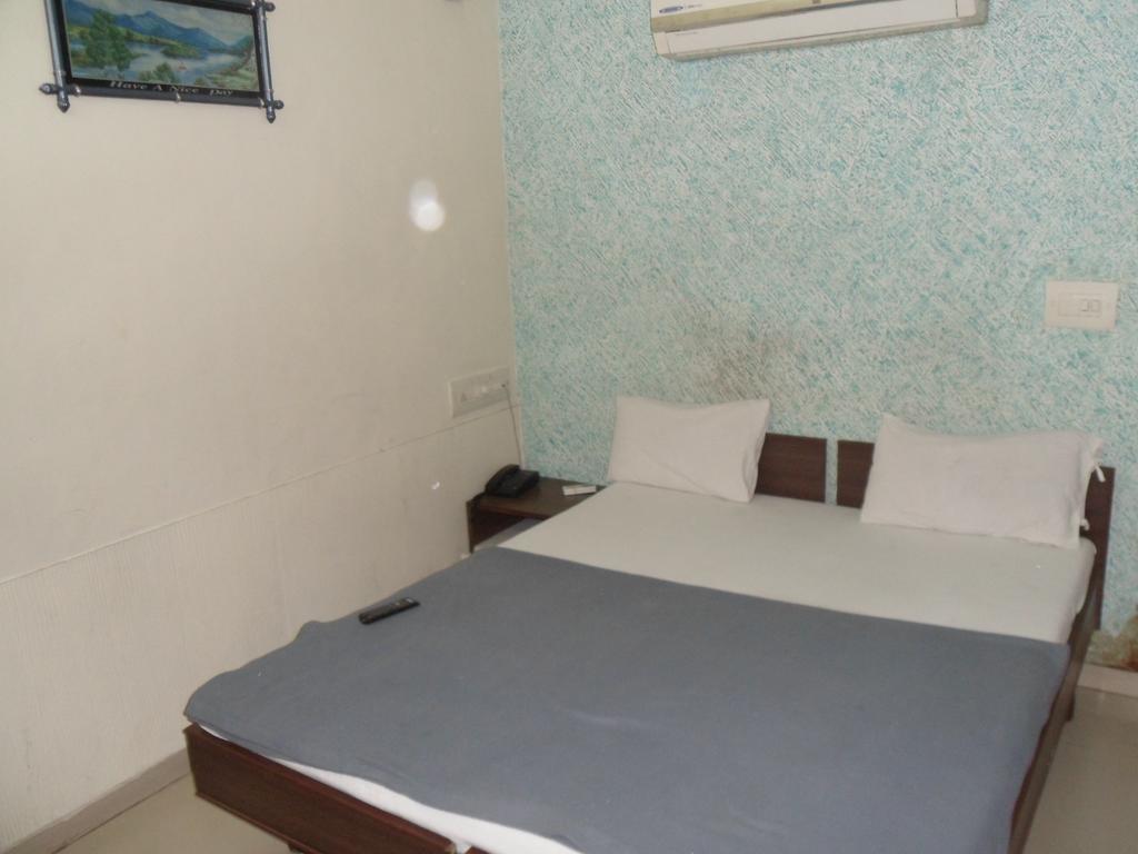 أحمد أباد Hotel Atithi الغرفة الصورة
