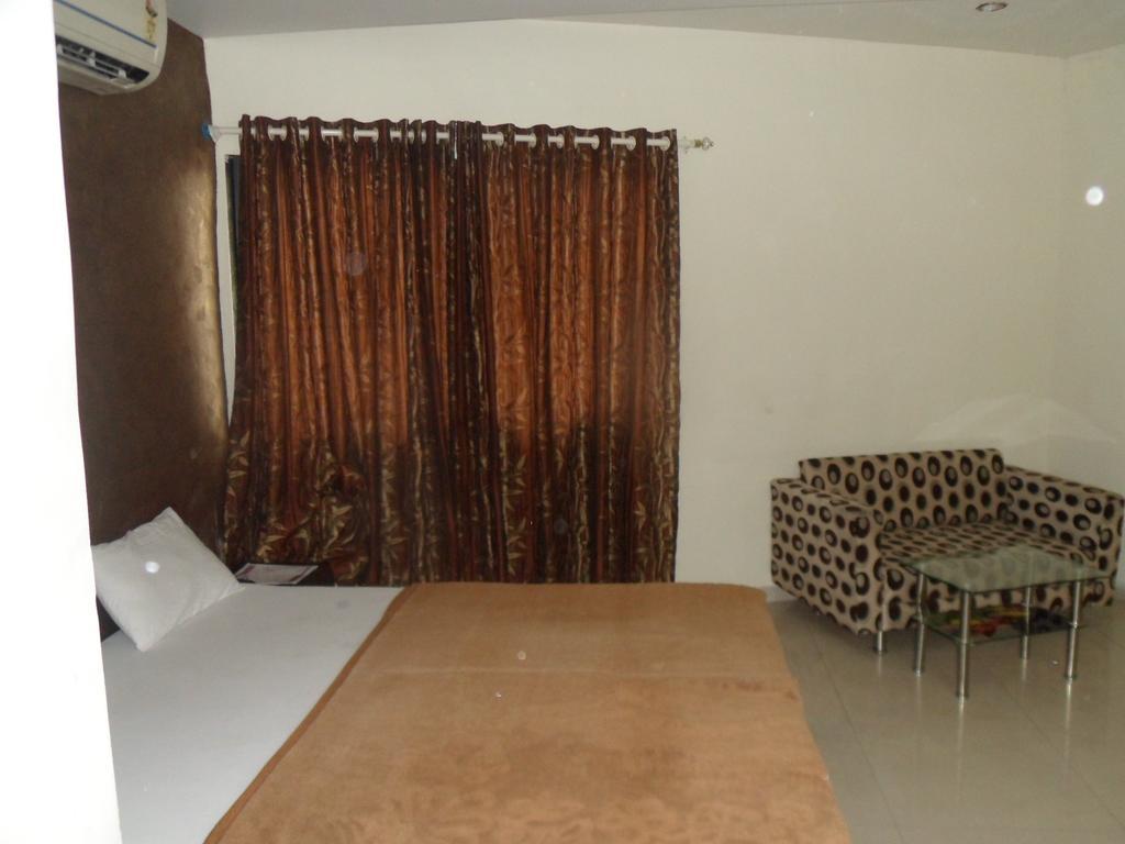 أحمد أباد Hotel Atithi الغرفة الصورة
