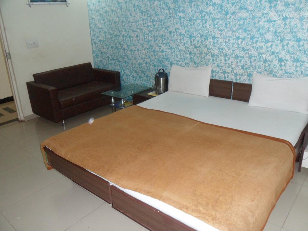 أحمد أباد Hotel Atithi الغرفة الصورة