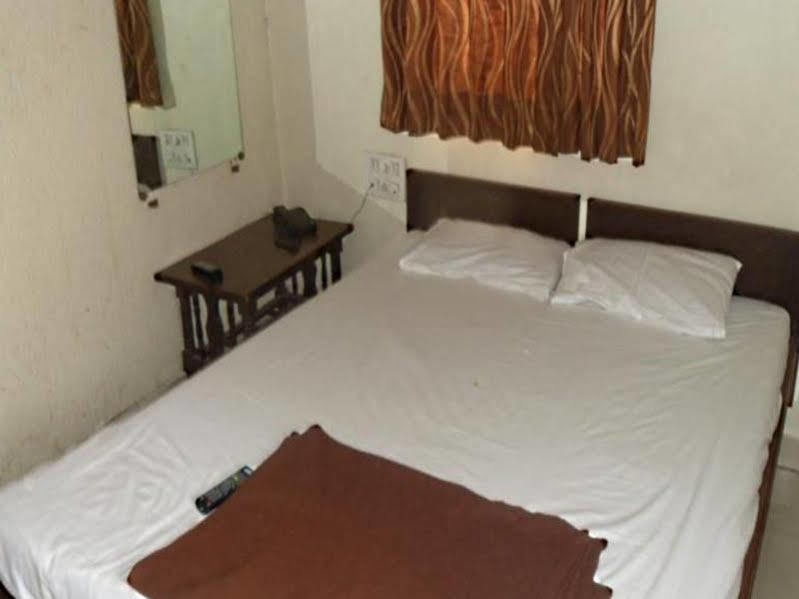 أحمد أباد Hotel Atithi المظهر الخارجي الصورة