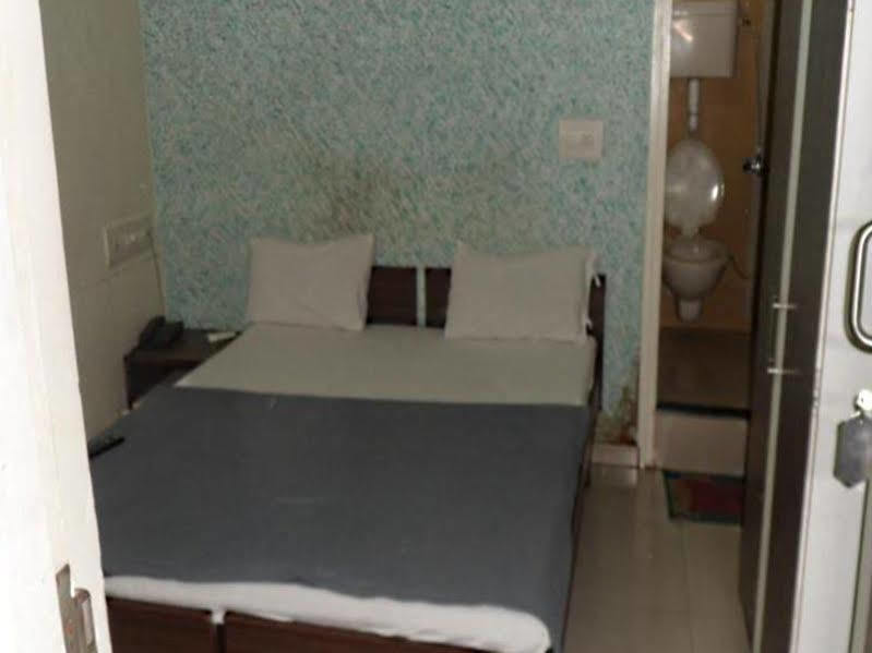 أحمد أباد Hotel Atithi المظهر الخارجي الصورة